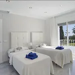 Villa Elegant Retreat With Lush Gardens